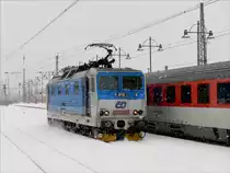 Nachdem CD 371 201  Gottlieb  (ex DB 180 001) den EC 176 aus Brno (Br�nn) nach Dresden Hbf. gebracht hat, f�hrt diese Kn�delpresse in die Warteposition, um dann den EC 175 aus Hamburg-Altona nach Budapest zu �bernehmen; 15.12.2010
