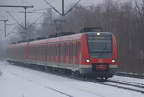 422 543-9 mit Schwesterzug 422 512-4 bei der Einfahrt in den Bahnhof Korschenbroich am letzten Tag des Jahres 2010.