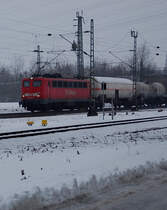 Am Silvestertag 2010 ist die 140 327-8 von Neuss kommend nach K�ln unterwegs mit einem Gemischtg�terzug. Abgelichtet ist sie hier am Kohnacker zu sehen.