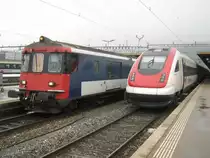 EW I/II Pendel mit Ersatzkomposition als RE 2944 neben ICN 1520 (RABDe 500 117) im Bahnhof Biel, 01.01.2011.
