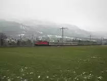 Re 4/4 II mit IC 10574 zwischen Maienfeld und Bad Ragaz. Dieser Entlastungszug wurde offensichtlich aus allem verf�gbaren Rollmaterial zusammengestellt: 3 A EWI NPZ, 2 Bpm 51 und 5 B EWII, 02.01.2011.