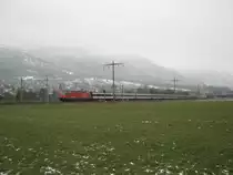 Re 460 mit IR 1760 zwischen Maienfeld und Bad Ragaz. Anstelle der zwei Apm 61 waren 2 Am 61 eingereiht, zus�tzlich wurde der Zug noch mit drei B EWII verst�rkt. Am Zugschluss wurde noch ein zweiteiliges EW IV Modul mit Bt nach Z�rich �berf�hrt, 02.12.2011.