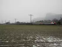 Nachschuss des IR 1760 zwischen Maienfeld und Bad Ragaz. Anstelle der zwei Apm 61 waren 2 Am 61 eingereiht, zus�tzlich wurde der Zug noch mit drei B EWII verst�rkt. Am Zugschluss wurde noch ein zweiteiliges EW IV Modul mit Bt nach Z�rich �berf�hrt, 02.12.2011.