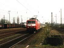 120 149-0 mit IR-zug auf Bahnhof Lengerich am 23-4-2001. Bild und scan: Date Jan de Vries.