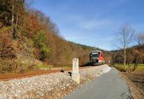 Sebnitztalbahn: Wiedererffnung nach dem Augusthochwasser 2010:
Am 08. August 2010 war die Strecke durch das verheerende Hochwasser an mehreren Stellen schwer beschdigt worden - besonders hart traf es den Einschnitt bei Kilometer 58,0 nahe Godorf-Kohlmhle. Nun hat die Bahn ( endlich ) die Schden behoben und der Zugverkehr konnte am 13. November wieder aufgenommen werden. In den Bahnhfen von Sebnitz und Godorf-Kohlmhle wurde dieser Anlass gefeiert, gleichzeitig aber auch genutzt um erneut gegen eine Streckenstilllegung zum nchsten Fahrplanwechsel zu demonstrieren - denn dieser steht trotz aller Freude nach wie vor bedrohlich nah! 
Die Regionalbahn von Neustadt nach Bad Schandau befindet sich hier bei besagtem Kilometer 58,0 bei Godorf-Kohlmhle - fast nichts deutet hier mehr auf die starke Zerstrung nach dem Hochwasser hin...
14.11.2010
