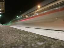 Nachtaunahme vom ICE 1554 nach Wiesbaden der am 27.12.10 Leipzig-Miltitz durchfuhr.