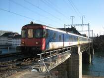 BDt EWII mit 4-teiligem Regio (mit Re 4/4 II 11302), anstelle eines NPZ, als R 6852 in auf der Aarebrcke in Solothurn, 03.01.2011.