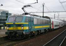 Am Abend des 05.10.2010 entstand diese Aufnahme von  2735  mit einem IC im Bahnhof Antwerpen-Berchen. 