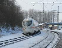 Ein ICE-T legt sich am 3. Janaur 2011 in Michelau in die Kurve.