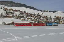 R 1117 von Gossau SG nach Wasserauen passiert am 27.12.2010 die Huser von Gonten und erreicht in Krze die Station von Gonten.