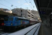 Was fr ein Tag, wunderschnes Winterwetter am 3.1.2011 in Kufstein und dann kommt da auch noch die 1042 520-8, die Werbelok fr ``Bahn Extra und Lokmagazin``, mit einen Sonderzug aus Frankfurt. Hier wartet er schon wieder auf die Ausfahrt zurck nach Mnchen. Er wird warscheinlich dort abgestellt, bis er am 12.1. wieder zurckfhrt. 