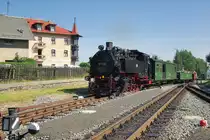 Zittauer Schmalspurbahnen:
99 758 hat hier aus Zittau kommend Einfahrt in Bertsdorf. Im Sommer sind die offenen Aussichtswagen sehr begehrt...
02.08.2009