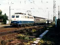110 259-9 mit Nahverkehrszug 8131 Kaldenkirchen-K�ln Deutz bei Grevenbroich am 25-10-1994. Bild und scan: Date Jan de Vries.