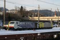 Ein neues Zebra von Lokomotion. 189 917-8, ehemalige Dispolok, stand am 4.1.2011 mit neuer Lackierung in Kufstein. Neben ihr die 189 903-8 und dahinter die 189 914-5.