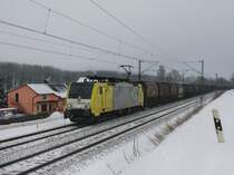Die ES 64 F4-203 am 04.01.2011 mit einem Erzzug unterwegs bei Vilshofen. 