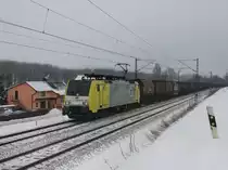 Die ES 64 F4-203 am 04.01.2011 mit einem Erzzug unterwegs bei Vilshofen. 