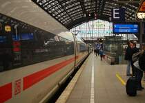 DB 403 056-0 mit ICE 817 nach Frankfurt am Main, hiet bei Einfahrt in K�ln Hbf am 28.09 2010.