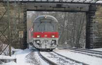 Eine Regionalbahn nach Bamberg unterquert am 3. Januar 2011 eine Stra�enbr�cke bei Michelau.
