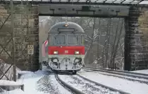 Eine Regionalbahn nach Bamberg unterquert am 3. Januar 2011 eine Stra�enbr�cke bei Michelau.