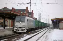 185 677-2 von der Railpool im Dienst f�r die ITL mit einem Containerzug in Stendal in Richtung Wolfsburg. 04.01.2011