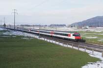 Der IC 569 n�hert sich am 30.12.10 Bilten.
