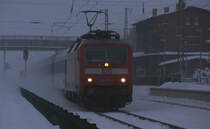 120 134-2 mit dem EC379 von Binz nach Brno hl.n. war dann der letzte EC des Tages (29.12.) f�r uns an der Dresdener Bahn (sehr empfehlenswert). Nun schon im fast dunkeln rauschte sie mit einigen blauen und wenigen roten CD - Wagen durch.