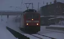 120 134-2 mit dem EC379 von Binz nach Brno hl.n. war dann der letzte EC des Tages (29.12.) f�r uns an der Dresdener Bahn (sehr empfehlenswert). Nun schon im fast dunkeln rauschte sie mit einigen blauen und wenigen roten CD - Wagen durch.