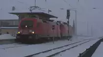 Im Schneegest�ber der 120er und ihrem EC konnten wir dann freudestrahlend diese Fuhre entdecken. Die 182 007 �berf�hrte 114 017 von Cottbus nach Berlin Lichtenberg (vermutlich als RbZ) und rollerte zum Halt (Abstand zur MEG) als n�chstes am 29.12. in Bahnhof. Die Freude war danach riesig und unser Gl�ck sollte f�r die Heimfahrt auf den grauenvollen Stra�en noch reichen.
