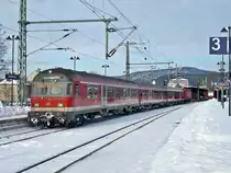 Eine RB nach Bamberg verlässt soeben den Startbahnhof Saalfeld (Saale) auf Gleis 2. (04.01.2011)