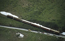 FO HGe 4/4 I mit Personenzug von Gletsch kommend Richtung Muttbach-Belvedere bzw. Furka-Scheiteltunnel fahrend, aufgenommen im Sommer 1979