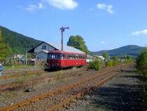 27.09.2009 ein VT 98 f�hrt vom Bahnhof Herdorf in Richtung Neunkirchen im Plandienst wie in den fr�hen 90ern. Anlass war das 10-j�hrige Jubil�um der Hellertalbahn.
