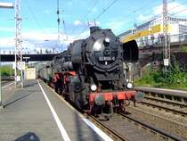 NRW-Tag Siegen die 52 8134-0 der Eisenbahnfreunde Betzdorf l�uft mit Sonderplanzug von Altenhundem im Hbf Siegen am 19. Sep. 2010 ein.