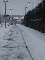 Hier siet man Das Gleis 55 in Herzogenrath (NRW) man siet das der Bahnsteig Freigeschippt wurde obwohl der Schnee schon seit etwa zwei Wochen auf den Schienen liegt und da eh kein Zug h�lt. Weis Jemand vieleicht warum Das Glei eigentlich verlegt wurde solte dort mal die RB20 enden oder was ? Fotografiert am 30.12.10.