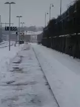 Hier siet man Das Gleis 55 in Herzogenrath (NRW) man siet das der Bahnsteig Freigeschippt wurde obwohl der Schnee schon seit etwa zwei Wochen auf den Schienen liegt und da eh kein Zug h�lt. Weis Jemand vieleicht warum Das Glei eigentlich verlegt wurde solte dort mal die RB20 enden oder was ? Fotografiert am 30.12.10.