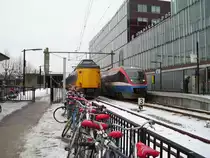 Ein Koploper und ein Talent in Enschede der rechte Zug f�hrt nach Dortmund und der linke nach Den Haag und Rotterdam. Im Vordergrund seht man das vermutlich belipteste Verk�rsmittel der Niederl�nder :-)