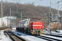 Die DH711 der HGK rollt mit einem kurzen G�terzug durch K�ln-West. Aufgenommen am 04/01/20110.