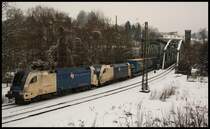 Auch ab Passau unterwegs waren ES 64 U2 024 und dahinter ES 64 U2 066. Sie hatten einen langen Containerzug am Haken. (Passau, 04.01.11)