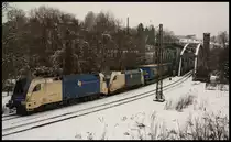 Auch ab Passau unterwegs waren ES 64 U2 024 und dahinter ES 64 U2 066. Sie hatten einen langen Containerzug am Haken. (Passau, 04.01.11)