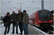 Bild Nr.: 600
Es ist kein  Zug + Tolles Licht/Tolle Bedingungen + Motiv  Bild. Es ist auch kein Bild das meine Fotograifschen F�hikeiten bzw. die Leistung meiner Kamera unter Beweis stellen soll. Nein. 
Es ist ein Bild, das zeigt, wie Hobby's verbinden k�nnen. Es zeigt wie Freunschaften entstehen k�nnen und tolle Tage erlebt werden k�nnen. 

Und genau das w�nsche ich euch mit diesem Bild. Das euch das Hobby spa� macht, euch es vielleicht sozial weiterbringt, und dass ihr es nicht des Gewinnes, des Profit oder der �berlegenheit gegen�ber anderer halber macht. 

In diesem Sinne, ein Danksch�n an Christian, Julian und Martin f�r den sch�nen, am�santen und interessanten Tag. 
(04.01.11, Passau Hbf) 