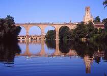 Ein x2800 mit zwei Beiwagen �berquert den Tarn bei Albi vor der Kulisse der Cathedrale Sainte-C�cile, 31.08.1999.