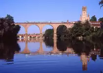 Ein x2800 mit zwei Beiwagen �berquert den Tarn bei Albi vor der Kulisse der Cathedrale Sainte-C�cile, 31.08.1999.