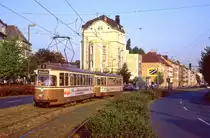 Das sollte mal ein Museumswagen im Bestand der Dortmunder Stra�enbahn werden. Zunehmende Vertunnelung bei gleichzeitigem R�ckbau fast aller Wendeschleifen f�hrten ein solches Projekt ad absurdum. Immerhin durfte dieses Einzelst�ck aus einer in Dortmund nie bedeutenden Serie (nur sechs Wagen) noch bis weit in die 90er Jahre mit einem morgendlichen Sch�lerkurs seine Runde(n) drehen. Fr�hes Aufstehen al langen Sommertagen lohnte sich. Am 30.06.1992 fuhr der 203 (nach Beschaffung der ersten B80 301ff umgezeichnet aus 303) mit seinem Beiwagen 812 westw�rts von der Hamburger Stra�e auf die Kaiserstra�e.