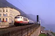 103 153 im damals allt�glichen IC-Verkehr am Rhein bei Koblenz Stolzenfels, 01.05.1986.