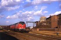 Doppeltraktionen mit zwei roten Maschinen waren sehr selten und somit �usserst gefragt. Ein Gl�ckstag: am 09.11.1985 durften 221 106 und 221 144 diesen Zug ins Mannesmann Werk in Duisburg Wanheim bringen. Aufnahme bei Angerhausen. Rechts im Bild ist noach das Berzelius Werk zu sehen, das noch jahrelang als absolute Dreckschleuder mit Emissionen weit jenseits aller Grenzwerte des �fteren f�r Schlagzeilen sorgte.