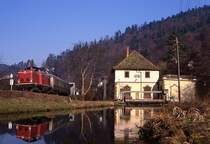 211 079 bei Neuenbürg auf der Fahrt nach Bad Wildbad, 08.02.1989. Jeder zweite Zug bestand damals aus einer nagelneuen 628er Garnitur, heute fährt hier die  Karlsruher Straßenbahn. 
