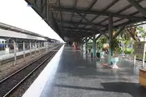 Hausbahnsteig des Bf. Hat Yai Junction am 28.Oktober 2010.