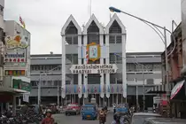 Die markante Fassade des Aufnahmsgeb�ude des Bf. Hat Yai Junction am 27.Oktober 2010.