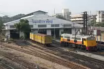 Halle des Depot Hat Yai am 28.Oktober 2010. Vor der Halle warten der Hilfszug und die GEK 4009 (Co'Co', de, General Electric, Bj.1963, Fab.Nr. 34858) auf weitere Aufgaben.