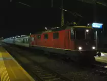 IR 2136 beim Zwischenhalt in Solothurn. Dieser Zug wurde mit einer Ersatzkomposition gef�hrt. Vor dem Pendel wurde noch die Re 4/4 II 11134 angeh�ngt, in der Mitte des Zuges ist die Re 4/4 II 11158 und dahinter noch 2 A EW IV und 2 Bpm 51, 04.01.2011.