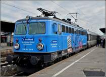 1042 520-8 (ex-�BB) der Centralbahn, momentan als Werbelok eines M�nchner Buchverlages, steht am 20.11.2010 mit einem Sonderzug, bestehend aus CFL Corail und Wegmann Wagen, am Bahnsteig in K�ln Messe/Deutz. (Jeanny)